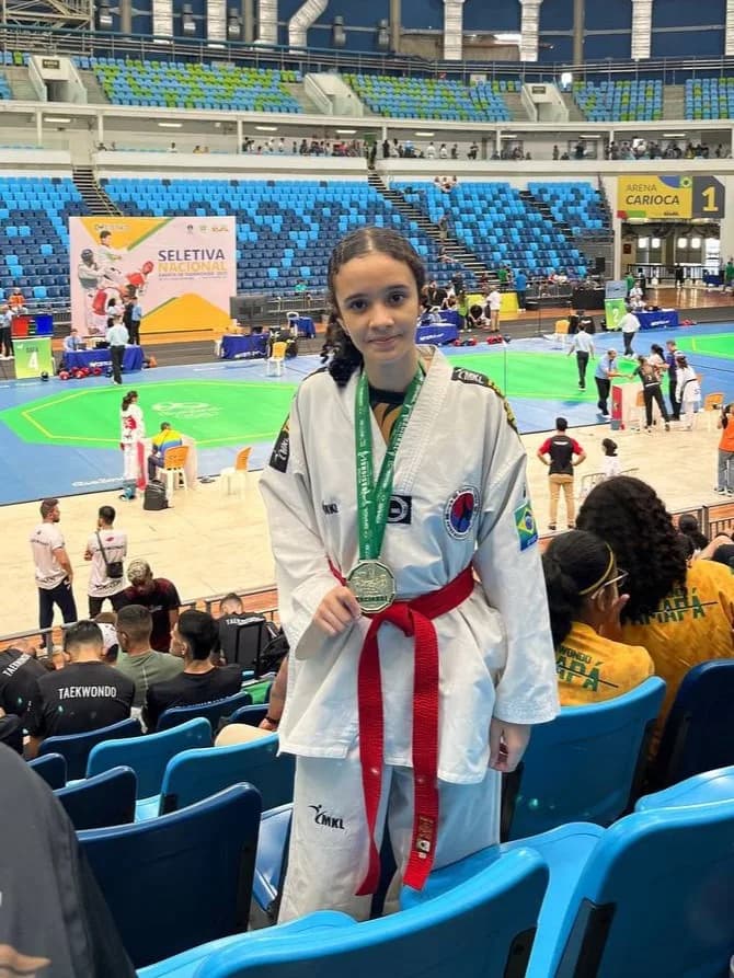 Yasmim Soares com a medalha de prata da Seletiva Nacional Aberta de Taekwondo, na Arena Carioca